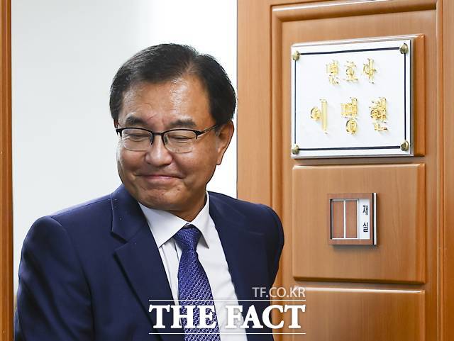 채 상병 특검 특별검사로 임명된 이명현 특별검사가 13일 서울 서초동 사무실을 나서고 있다. 2025.06.13. /뉴시스