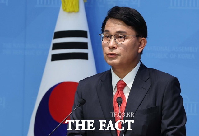 윤상현 국민의힘 의원이 15일 오후 서울 여의도 국회 소통관에서 기자회견을 열고 이재명 정권의 사법 장악 시도에 맞서 당 전체가 공동행동에 나서야 한다고 말했다. /뉴시스