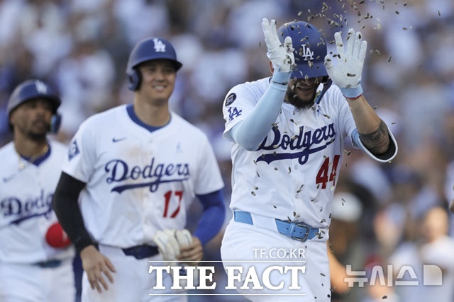 다저스 앤디 파헤스(오른쪽 끝)가 16일(한국시간) 샌프란시스코전에서 5회말 역전 3점 홈런을 날린 뒤 해바라기씨 세례를 받고 있다. 선행 주자 오타니 쇼헤이가 뒤따르고 있다. /LA=AP.뉴시스