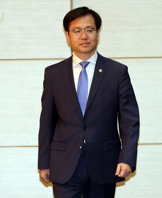 산업통상자원부는 15일 대미 협상에 대응하기 위해 관세, 비관세, 산업·에너지 협력을 아우를 수 있는 ‘대미 협상 TF’를 발족했다. 사진은 지난 12일 취임식에 입장하고 있는 여한구 산업부 통상교섭본부장. / 뉴시스