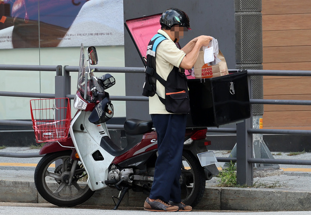 앞으로는 단기 배달 업무 종사자도 하루 단위로 자동차보험에 가입할 수 있다. / 뉴시스