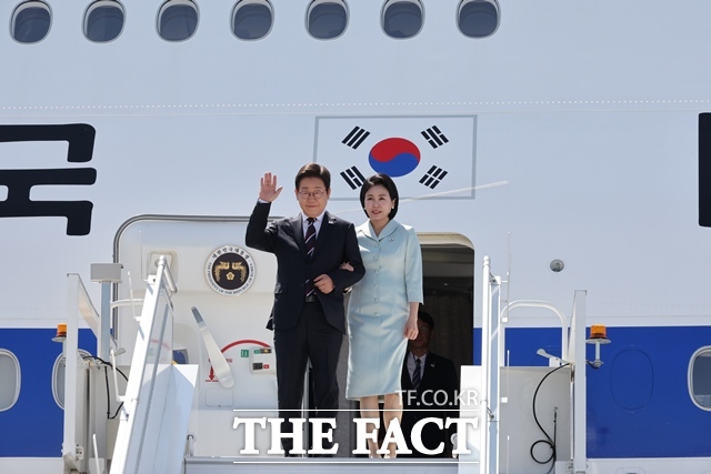 이재명 대통령이 16일(현지시간) 캐나다 앨버타주 캘거리국제공항에 도착해 김혜경 여사와 공군 1호기에서 내리며 인사를 하고 있다. /캘거리=뉴시스