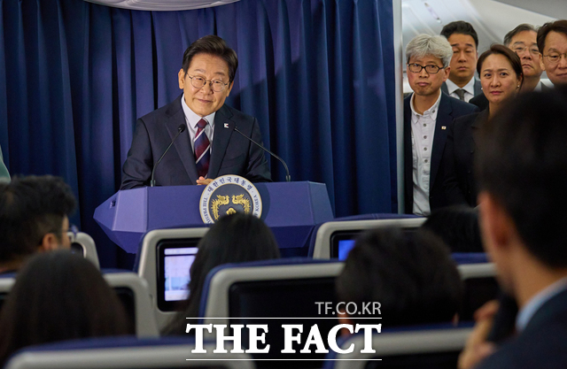 이재명 정부의 첫 추가경정예산(추경)안에 민생회복 소비쿠폰과 지역화폐 예산이 반영되면서 이 대통령의 공약인 전 국민 민생회복지원금이 현실화될 전망이다.이 대통령이 16일(현지시간) 주요 7개국(G7) 정상회의 참석을 위해 캐나다로 향하는 공군 1호기에서 기자간담회를 하는 모습. /뉴시스