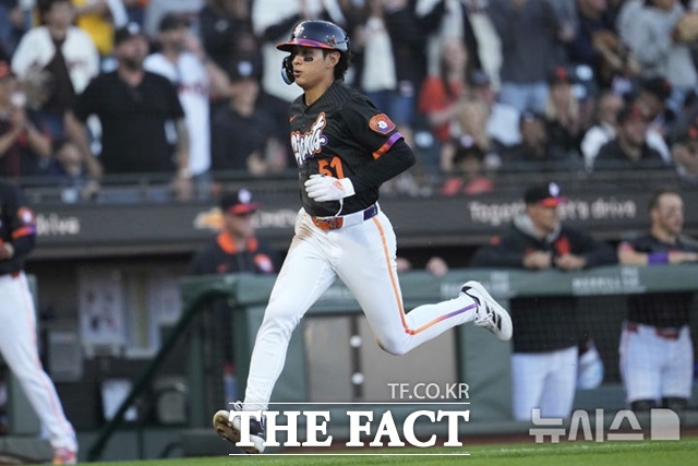 이정후가 18일(한국시간) 클리블랜드전에서 1회말 볼넷으로 나간 뒤 5번 도미닉 스미스의 적시타 때 홈을 밟고 있다. /샌프란시스코=AP.뉴시스