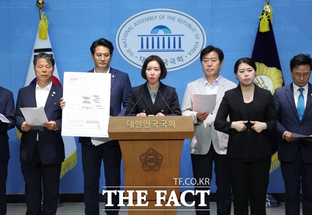 임세은 전 청와대 부대변인이 18일 오전 서울 여의도 국회 소통관에서 열린 대장동 사건 관련 정치검찰 규탄 및 처벌 촉구 기자회견에서 김용 전 민주연구원 부원장의 압수 조서에 대해 설명하고 있다. /뉴시스