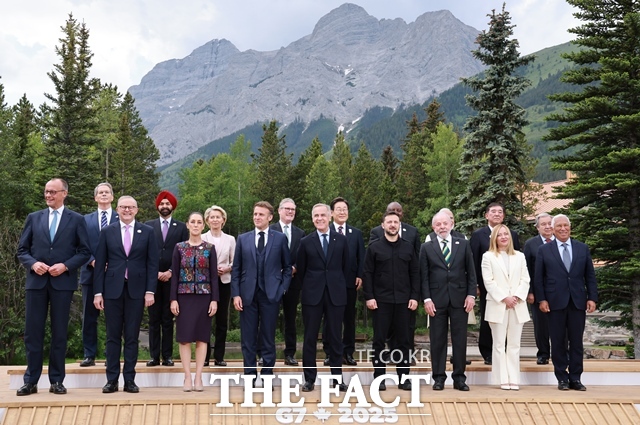 이재명 대통령이 17일(현지 시간) 캐나다 앨버타주 카나나스키스 G7 정상회의장에서 의장국 마크 카니 캐나다 총리, 초청국 정상들과 함께 기념촬영을 하고 있다. /뉴시스