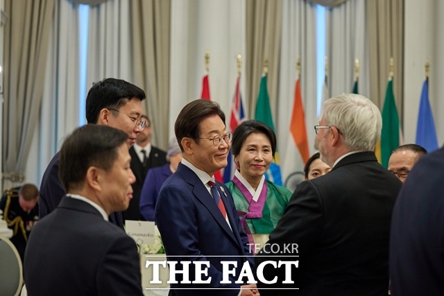 이재명 대통령은 17일(현지시간) 클라우디아 셰인바움 파르도 멕시코 대통령과 정상회담을 가졌다. 이 대통령과 부인 김혜경 여사가 16일 캐나다 캘거리 한 호텔에서 열린 다니엘 스미스 앨버타주 수상 주재 G7 초청국 리셉션에 참석하고 있다. /뉴시스