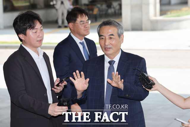 김건희 여사를 둘러싼 의혹을 수사하는 민중기 특검이 박세현 서울고검장과 박승환 서울중앙지검장 직무대리를 면담했다. 윤석열 전 대통령 부인 김건희 여사 관련 의혹을 수사하는 민중기 특별검사가 18일 서울 서초구 서울고등검찰청에서 박세현 고검장과 면담하기 위해 차량에서 내려 취재진 질문에 답하고 있다. 민 특검 왼쪽은 김형근 특검보. /뉴시스