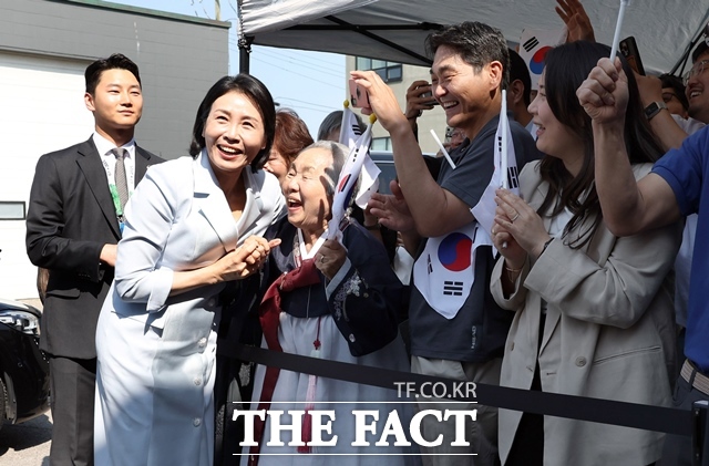 영부인 김혜경 여사가 17일(현지 시간) 캐나다 앨버타주 캘거리 한인회관에서 열린 캐나다 서부 동포사회와의 대화를 나누기 전 동포들과 인사를 하고 있다. /뉴시스