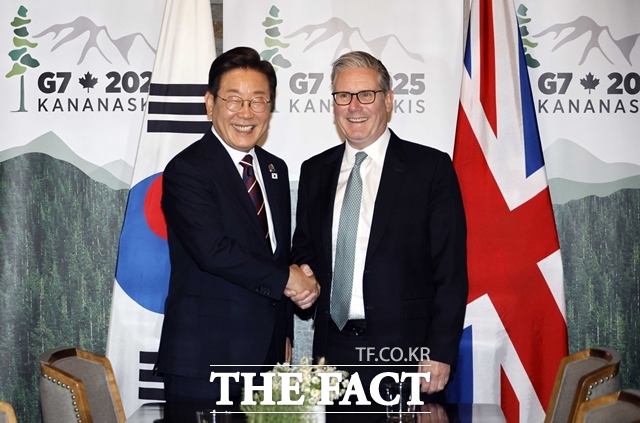 이재명 대통령이 17일(현지 시간) 캐나다 앨버타주 카나나스키스 G7 정상회의장에서 키어 스타머 영국 총리를 만나 한-영 정상회담을 하며 악수하고 있다. /캘거리=뉴시스