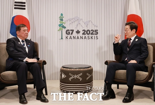 일본을 방문 중인 이재명 대통령은 23일 오후 6시 51분쯤 이시바 시게루 총리와 정상회담을 마무리했다. 이 대통령이 6월 17일(현지시간) 캐나다 앨버타주 카나나스키스 G7 정상회의장에서 이시바 시게루 일본 총리와 한일 정상회담을 하고 있다. /뉴시스