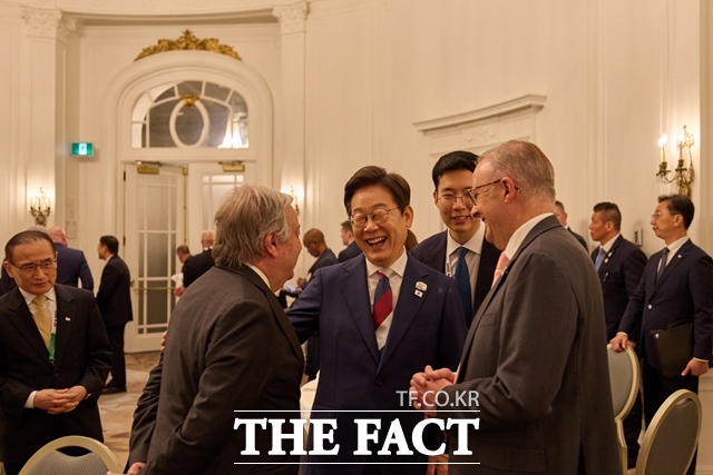 이재명 대통령은 17일(현지시간) 루이스 이나시우 룰라 다 시우바 브라질 대통령과 정상회담을 가졌다. 이 대통령이 16일 캐나다 캘거리 한 호텔에서 열린 다니엘 스미스 앨버타주 수상 주재 G7 초청국 리셉션에 참석하고 있다. /뉴시스