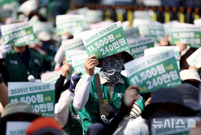 전국민주노동조합총연맹 조합원들이 18일 서울 중구 서울고용노동청 앞에서 열린 최저임금노동자 민주노총 공동파업대회에서 구호를 외치고 있다. /뉴시스