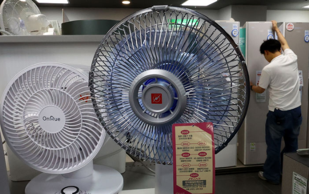 산업통상자원부는 19일 국무회의에서 ‘제2회 추경예산안’을 심의·의결해 4956억원으로 확정했다. 사진은 지난 5월 26일 서울의 한 롯데하이마트 매장에 전시된 냉방용품. / 뉴시스