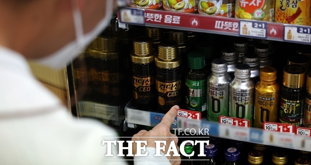 19일 식약처에 따르면 숙취해소 관련 표현을 사용해 광고하는 숙취해소제를 판매한 46개사 89개 품목 중 39개사 80개 품목에서 숙취해소 효과가 있는 것으로 확인됐다. /뉴시스