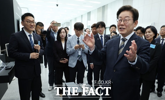 이재명 대통령이 20일 울산전시컨벤션센터에서 열린 AI글로벌 협력 기업 간담회에서 AI제품 및 서비스 시연회에서 발언하고 있다. /뉴시스