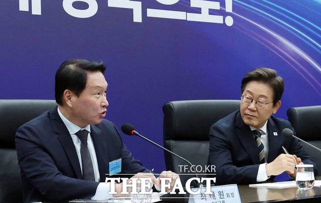 최태원 SK그룹 회장 겸 대한상의 회장이 20일 이재명 대통령이 참석한 가운데 울산전시컨벤션센터에서 열린 AI 글로벌 협력 기업 간담회에서 발언하고 있다. /뉴시스