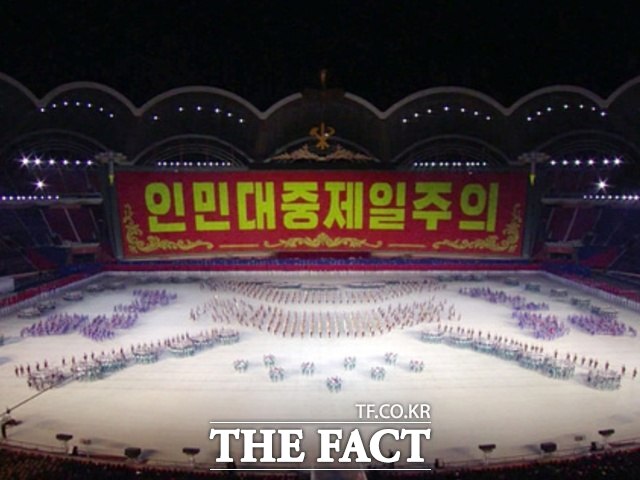 북한이 오는 10월 10일 노동당 창건 80주년을 맞아 집단체조 공연을 준비하고 있는 것으로 보인다. 사진은 지난 2020년 10월 11일 평양 능라도 5월1일 경기장에서 열린 노동당 창건 75주년 기념 집단체조 위대한 향도의 모습. /조선중앙TV 갈무리. 뉴시스
