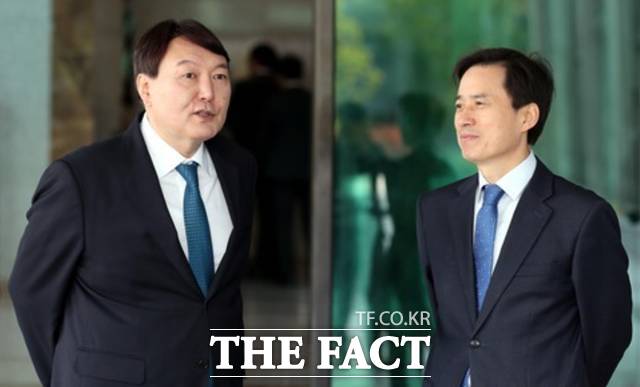 조은석 내란특검이 23일 윤석열 전 대통령과 김용현 전 국방부 장관을 놓고 사실상 데뷔전을 치른다. 사진은 2017년 당시 윤석열 서울중앙지검장과 조은석 서울고검장./뉴시스