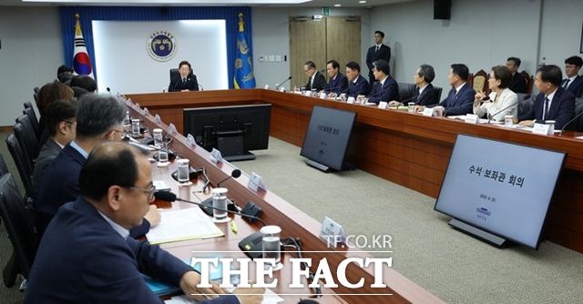 이재명 대통령이 23일 용산 대통령실에서 주재한 제1차 수석·보좌관회의에서 발언하고 있다. /뉴시스