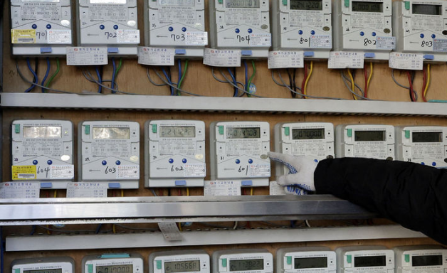 한국전력은 23일 올해 3분기 연료비 조정단가를 2분기와 같은 수준인 킬로와트시(kWh)당 +5원으로 유지한다고 밝혔다. 사진은 서울 시내의 한 오피스텔 전기 계량기. / 뉴시스