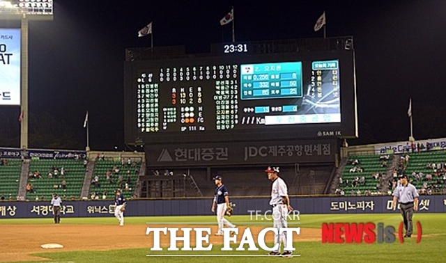 무승부 제도가 존재하는 한 연장 승부는 박진감이 떨어질 수밖에 없다. 팬들도 무승부 가능성이 커지면 썰물처럼 경기장을 빠져 나간다. /뉴시스