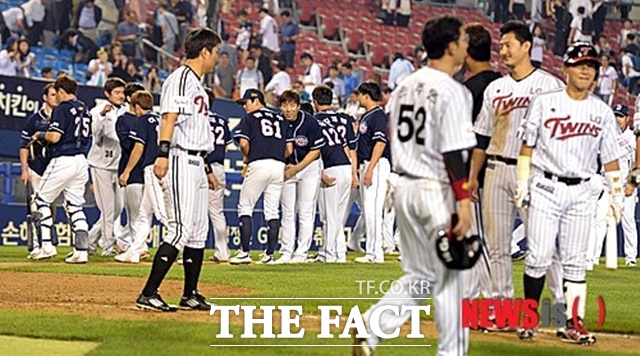 무승부 경기 뒤 돌아서는 선수들. 두 팀 선수들은 물론 관중들도 무승부 경기에 허탈하긴 마찬가지다. /뉴시스