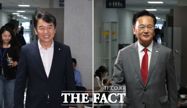 문진석(왼쪽) 더불어민주당 원내수석부대표와 유상범 국민의힘 원내수석부대표가 23일 상임위원장 배분 등 협상을 위해 서울 여의도 의원회관의 문 의원실로 향하고 있다. /뉴시스