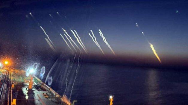 지난달 18일 호르무즈 해협을 항해 중인 한국 선박의 선원이 촬영한 미사일 발사 장면. / 전국해상선원노동조합연맹·뉴시스