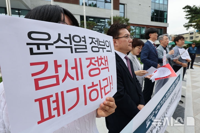 참여연대와 전국가맹점주협의회 등 단체는 24일 서울 종로구 국정기획위원회 앞에서 기자회견을 열고 중소상인과 자영업자의 권리를 보장하고 골목상권을 살리는 등 민생경제 정책 과제를 국정과제로 삼아달라고 했다. /뉴시스