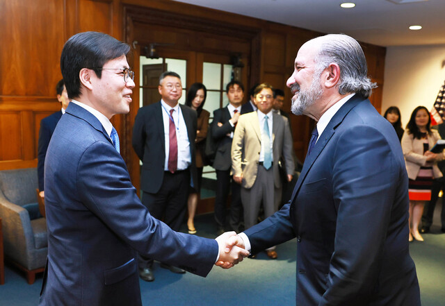여한구 산업통상자원부 통상교섭본부장(왼쪽)이 지난 23일(현지시각) 미국 워싱턴 D.C를 방문해 하워드 러트닉 미 상무부 장관을 만나 미 관세 면제 필요성을 설명했다. / 산업부