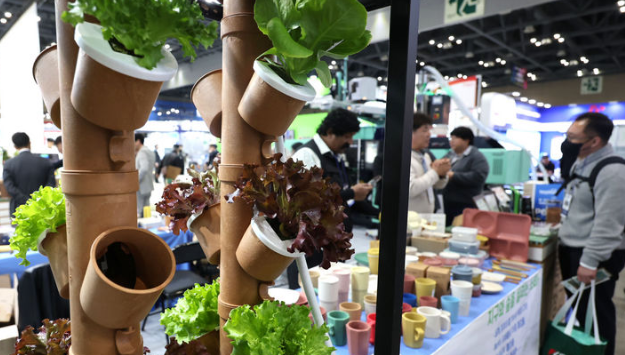 산업통상자원부는 24일 ‘제47차 사업재편계획 심의위원회’를 열고 에스제이오토텍, 대원에프엔씨, 빅스 등 8개 기업의 사업재편계획을 승인했다. 사진은 지난 3월 11일 경기도 고양시 킨텍스에서 열린 제28회 국제플라스틱·고무산업전시회. / 뉴시스