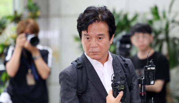 김영훈 고용노동부 장관 후보자는 25일 서울 중구 인사청문회 준비 사무실로 출근하며 기자들과 만나 노란봉투법과 정년연장은 반드시 가야 할 길이다라고 말했다. / 뉴시스