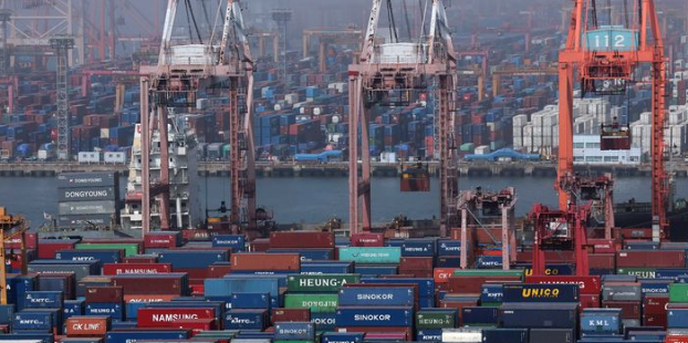 산업통상자원부는 지난 23일부터 서울에서 한중 FTA 서비스·투자 후속 공식협상을 진행하고 있다고 25일 밝혔다. 사진은 지난 10일 부산 남구 신선대부두. / 뉴시스