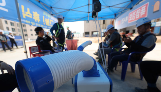 가스공사는 현장 근로자의 온열질환 예방과 안전 확보를 위한 ‘폭염 단계별 대응 지침’을 마련해 전면 시행한다고 25일 밝혔다. 사진은 서울의 한 건설현장에서 근로자들이 무더위쉼터에서 휴식을 취하고 있는 모습. / 뉴시스