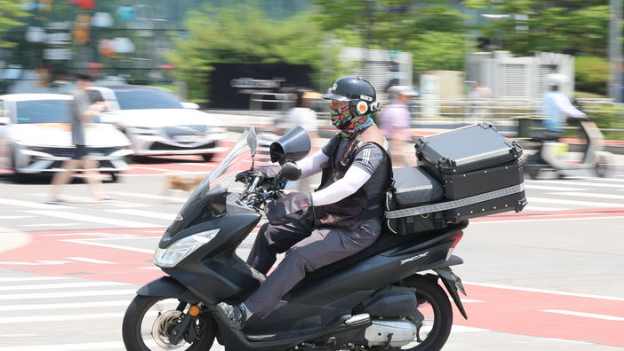 산업통상자원부는 ‘2025년 5월 주요 유통업체 매출 동향’을 발표하며 지난달 주요 유통업체 매출이 전년 동월 대비 7% 증가한 16조1000억원을 기록했다고 25일 밝혔다. 사진은 지난 19일 서울 시내 식당가에서 배달라이더 모습. / 뉴시스