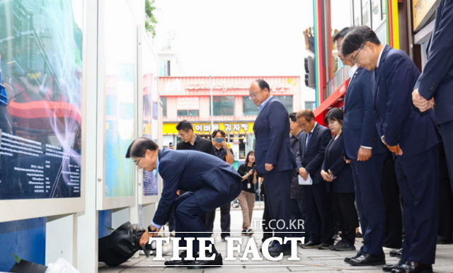 이해식 국정기획위원회 정치행정분과위원장이 26일 오후 서울 용산구 10.29 이태원참사 현장을 방문해 헌화하고 있다. /뉴시스