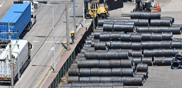 무역위원회는는 26일 세종정부청사에서 제461차 무역위원회를 개최하여 덤핑 조사를 심의·의결했다. 사진은 지난 4일 경기 평택항 야적장에 쌓인 철강제품. / 뉴시스