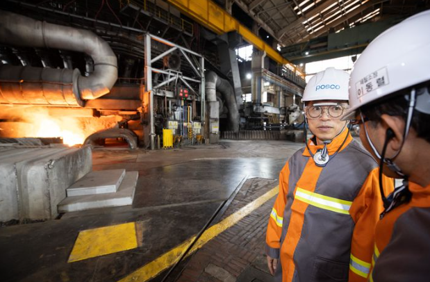 산업통상자원부는 26일 국가연구개발사업평가 총괄위원회에서 ‘한국형 수소환원제철 실증기술개발사업’이 예타 조사를 통과했다고 밝혔다. 사진은 전남 광양시 포스코 광양제철소. / 환경부·뉴시스
