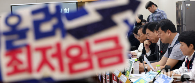 최저임금위원회는 26일 제7차 전원회의‘를 열고 내년도 최저임금 수준 결정을 위한 심의를 벌였지만 합의에 실패했다. / 뉴시스