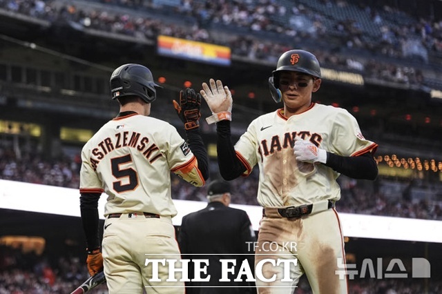 이정후가 26일(한국시간) 마이애미전에서 5회말 볼넷으로 출루해 9번 크리스티안 코스의 중견수 희생 플라이 때 홈을 밟고 있다. /샌프란시스코=AP.뉴시스