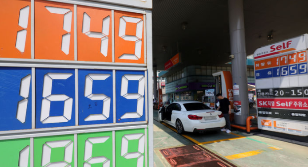 이호현 산업통상자원부 에너지정책실장은 27일 국내외 석유 가격 상황을 점검했다. 사진은 지난 23일 서울 시내 한 주유소. / 뉴시스
