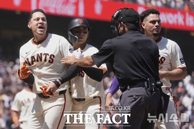 27일(한국시간) 샌프란시스코대 마이애미전에서 샌프란시스코 윌머 플로레스(왼쪽)가 7회말 삼진 아웃된 뒤 마이애미 선수들에게 거칠게 대들고 있다. 이정후(왼쪽에서 두 번째)가 뛰어 나가려는 플로레스를 잡고 있다. /샌프란시스코=AP.뉴시스