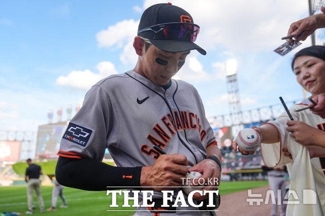 이정후가 28일(한국시간) 시카고 화이트삭스전에 앞서 경기장을 찾은 교포팬들에게 정성스레 사인을 해주고 있다. /시카고=AP.뉴시스