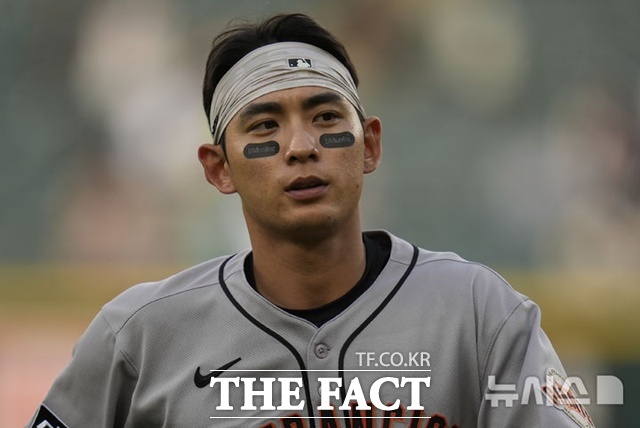 이정후가 28일(한국시간) 시카고 화이트삭스전에 앞서 몸을 푼 뒤 더그아웃으로 들어가고 있다. /시카고=AP.뉴시스