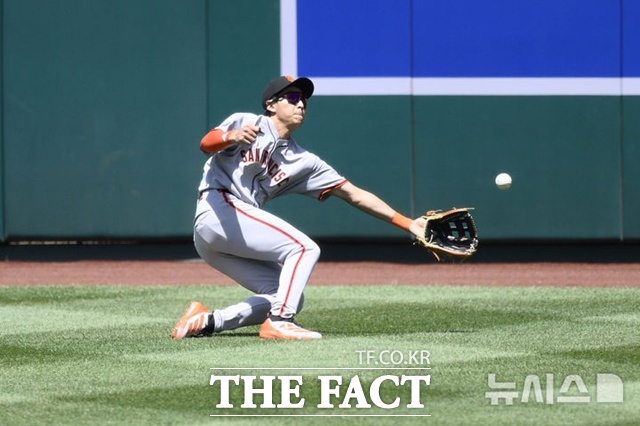 이정후가 29일(한국시간) 시카고 화이트삭스전에서 2회말 조슈아 로하스의 우중간 타구를 슬라이딩하면서 잡아내는 환상적인 수비를 뽐냈다. /뉴시스