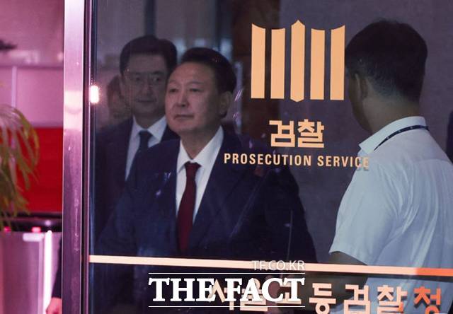 내란특검 대면조사를 마친 윤석열 전 대통령이 29일 오전 서울 서초구 서울고검에 마련된 내란특검 사무실에서 나와 귀가하고 있다. /뉴시스