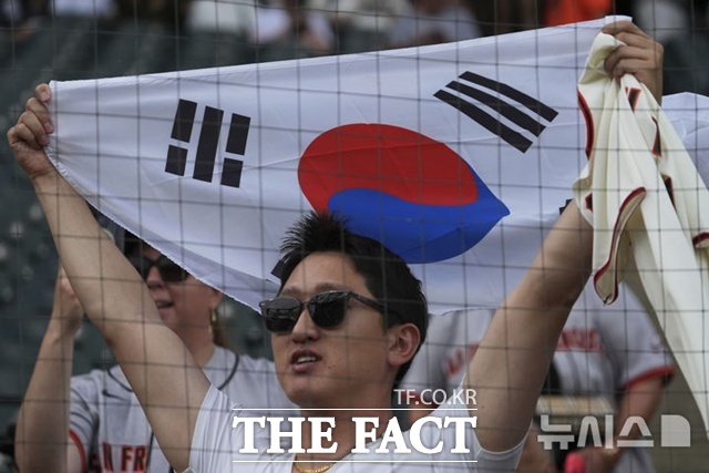 30일(한국시간) 샌프란시스코와 시카고W의 경기에 한국 팬이 태극기를 흔들며 이정후를 응원하고 있다. /시카고=AP.뉴시스
