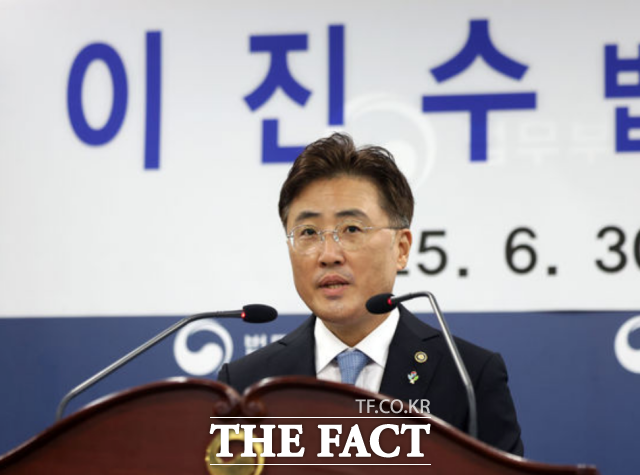 이진수(61·사법연수원 29기) 신임 법무부 차관은 검찰개혁이라는 과제를 두고 소통과 논의를 통해 국민과 언론, 검찰 내부의 공감대 형성을 위해 노력하겠다고 밝혔다. 이진수 신임 법무부 차관이 30일 경기 과천시 정부과천청사 법무부에서 열린 제68대 법무부차관 취임식에서 취임사를 하고 있다. /뉴시스