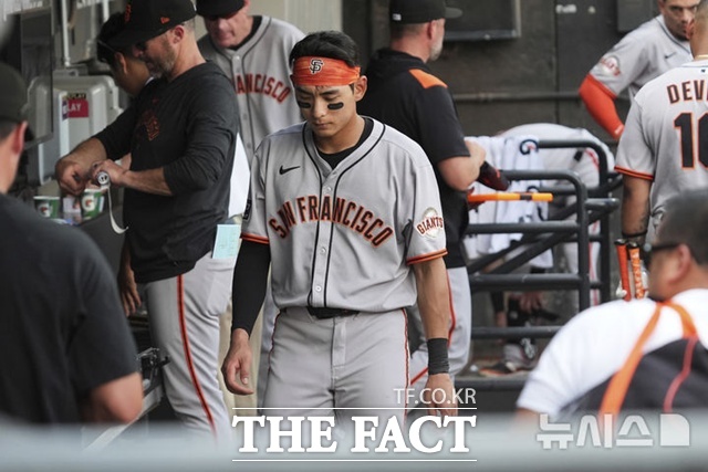 극심한 타격 슬럼프에 빠진 이정후가 깊은 시름에 잠긴 채 더그아웃을 걷고 있다. /뉴시스